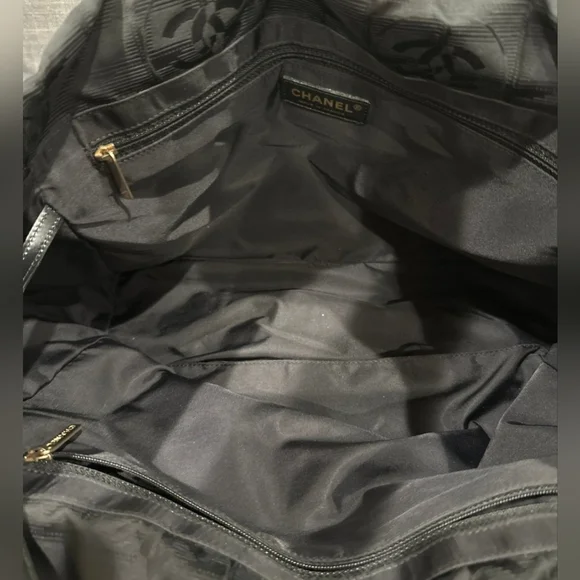 Chanel Travel Line Tote Bag in black nylon jacquard - Picture 4 of 16